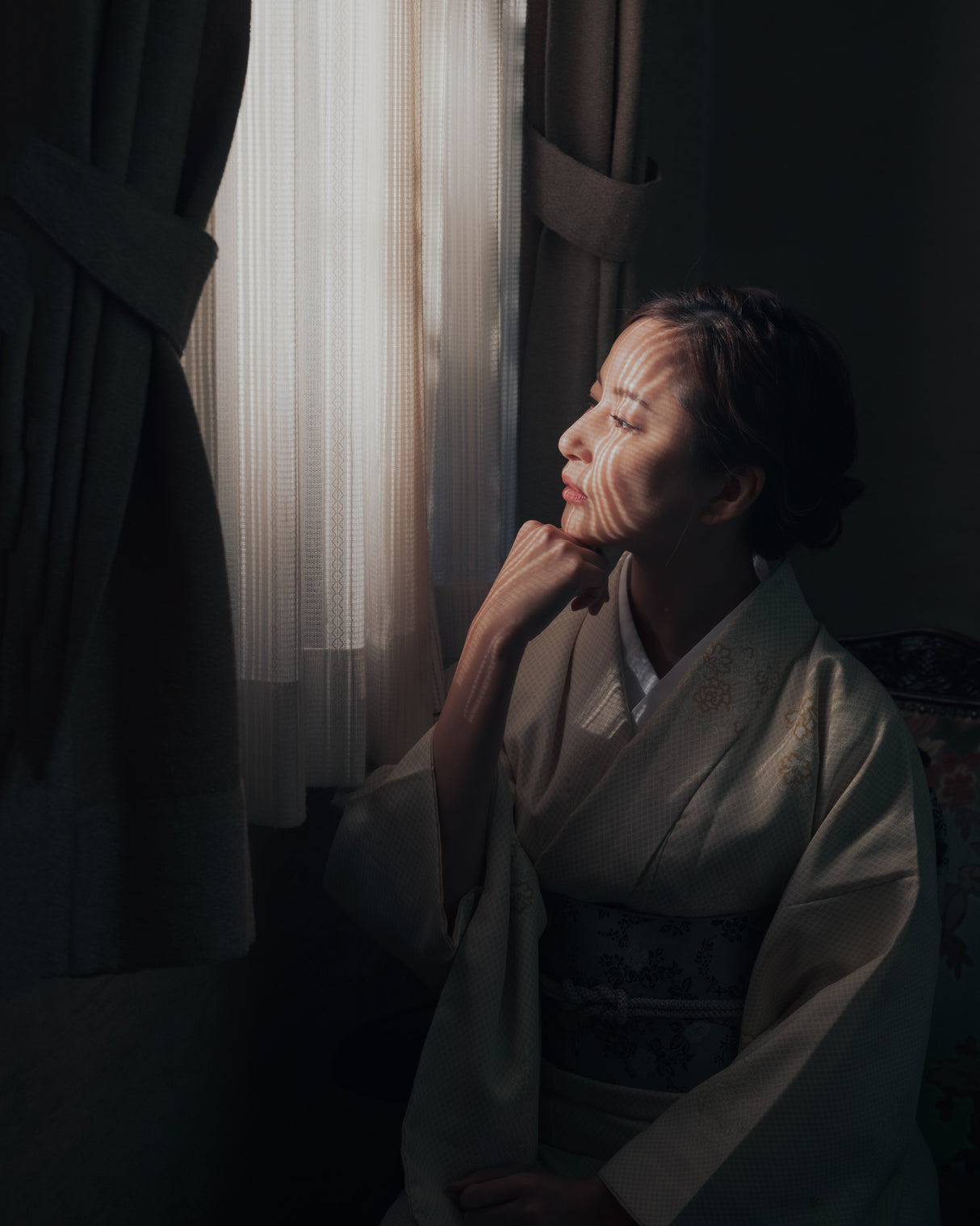Woman lost in thought Poster och Canvastavla