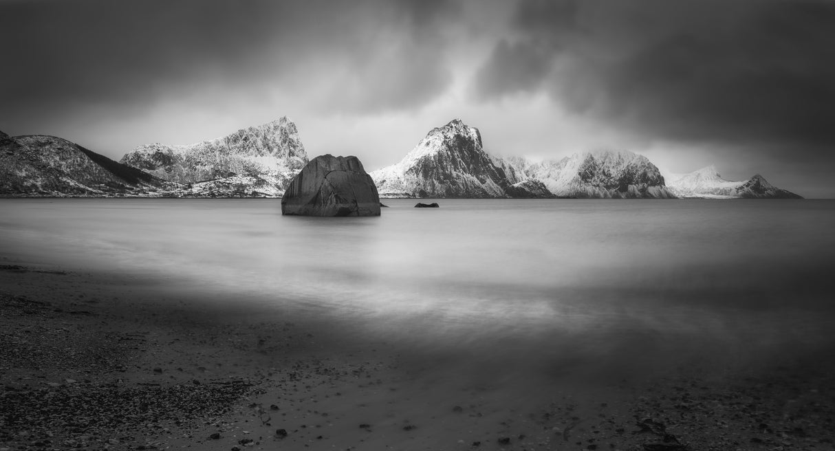 Black Rock in Haukland Beach Poster och Canvastavla
