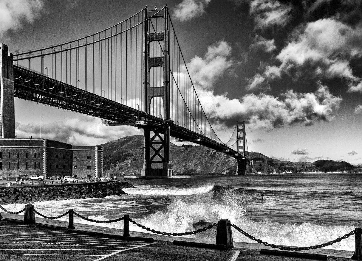 Surfing under the Golden Gate Bridge Poster och Canvastavla