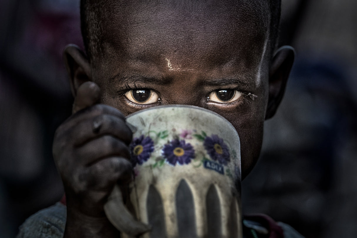 Samburu tribe child drinking water - Kenya Poster och Canvastavla
