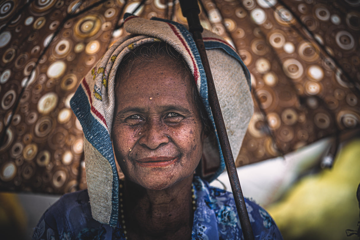 The woman under umbrella Poster och Canvastavla