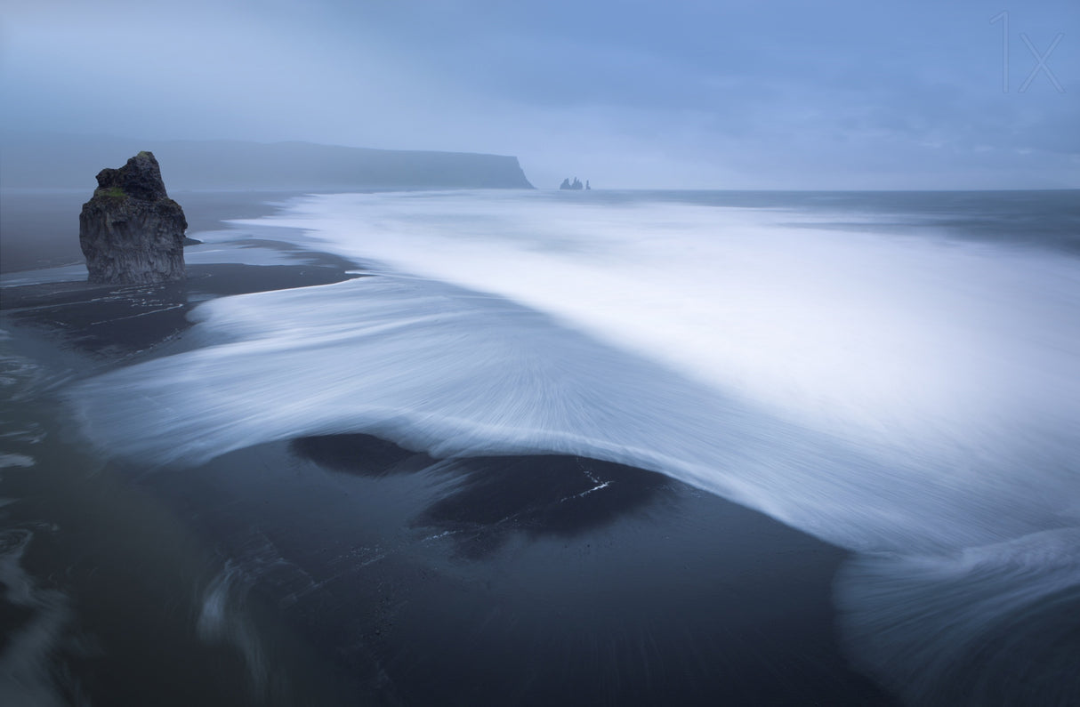 The black lava beach of Vik Poster och Canvastavla