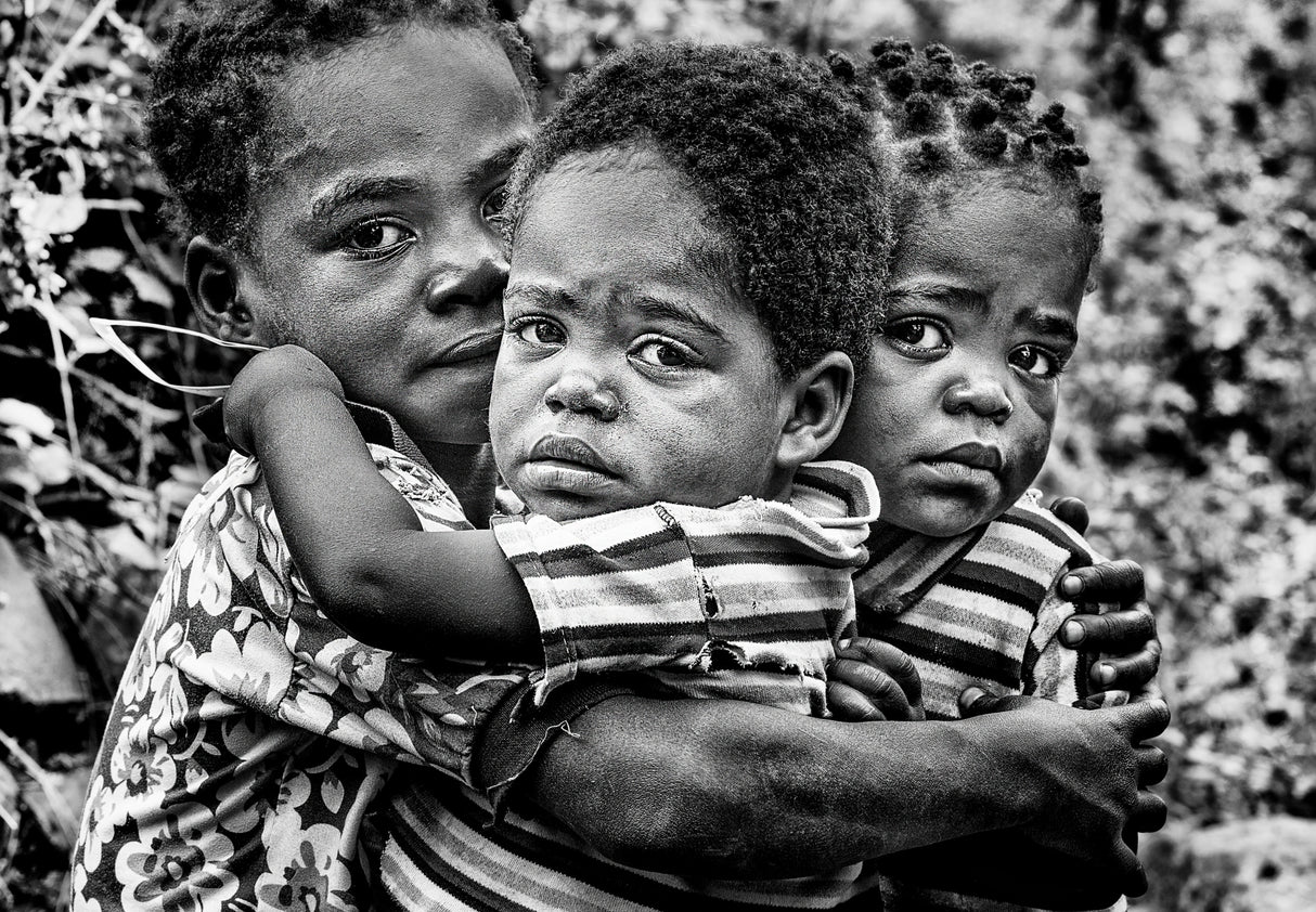 Protecting her brothers - Ghana Poster och Canvastavla