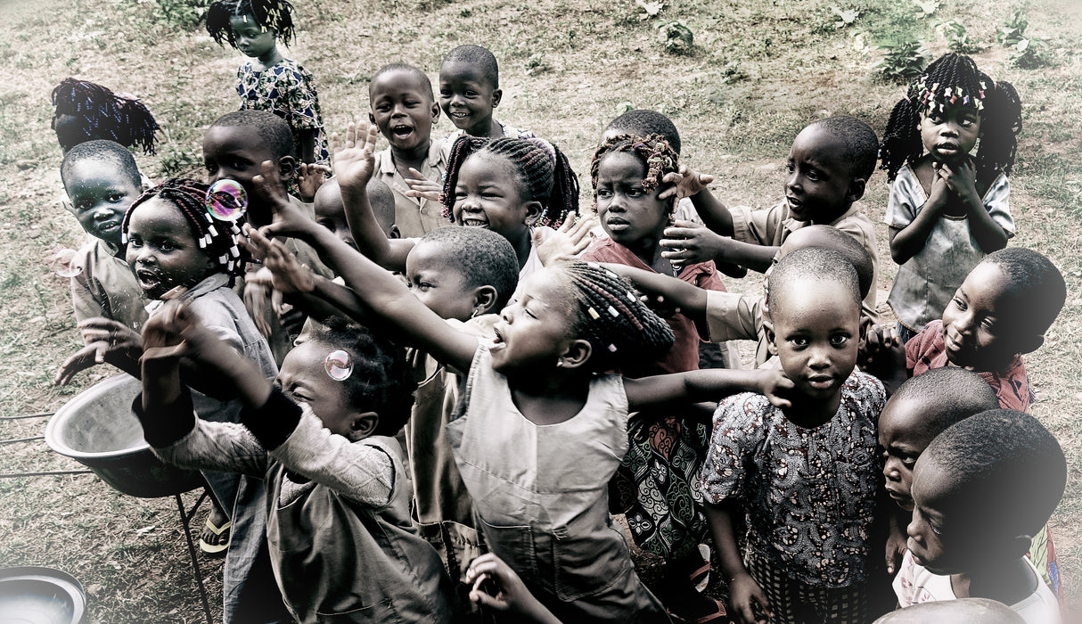Hunting the iridescent bubbles (Benin) v2 Poster och Canvastavla
