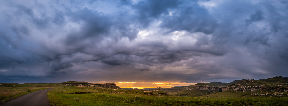 Stormy Sunrise - Drakensberg Poster och Canvastavla