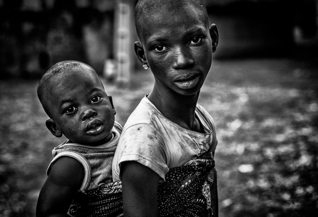 Taking care of her brother - Benin Poster och Canvastavla