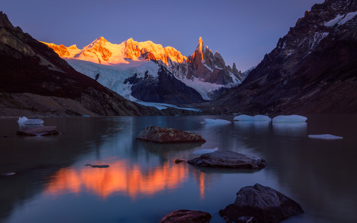 First Rays of Sun at Laguna Torre Poster och Canvastavla