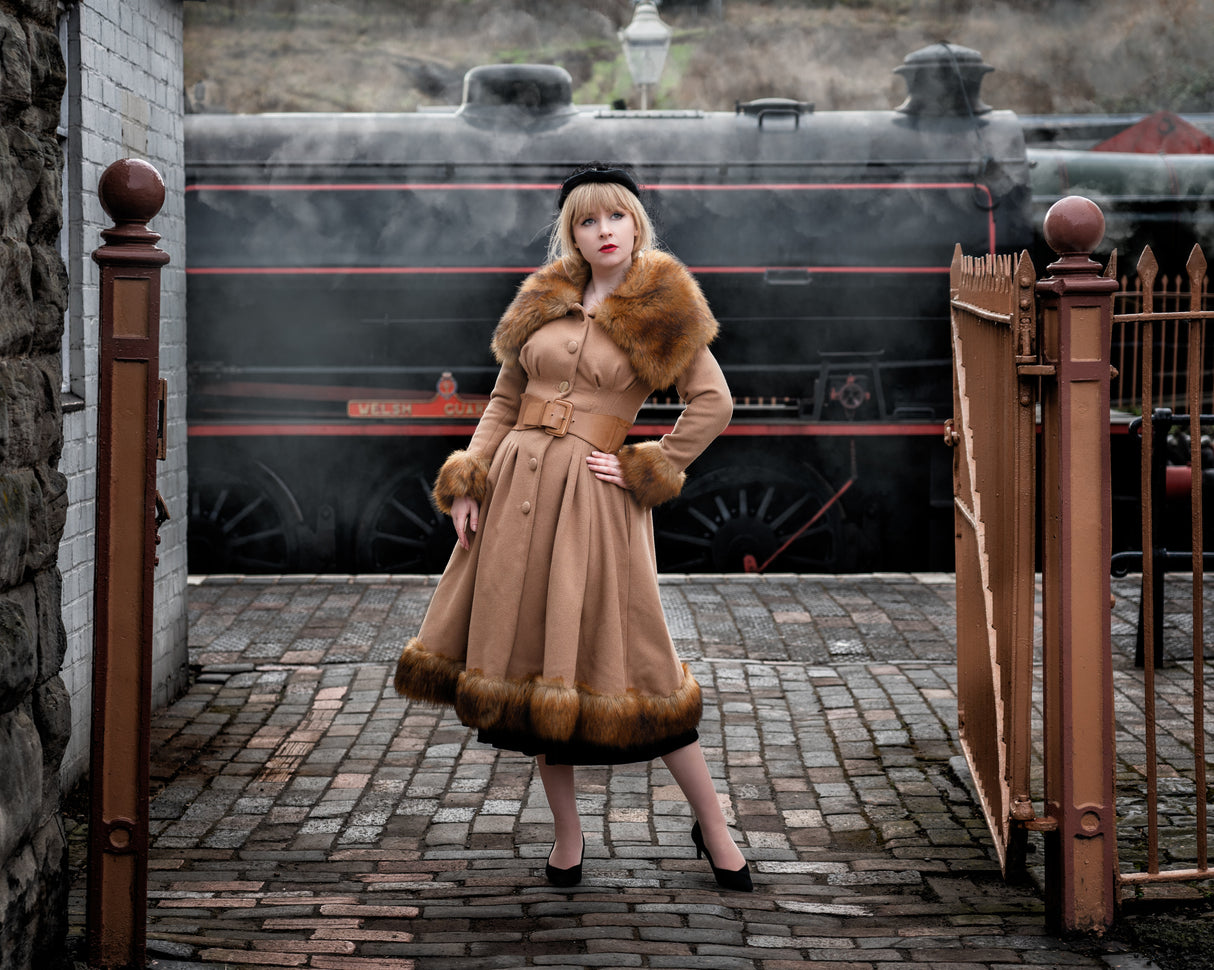 Lady at the station 1 Poster och Canvastavla