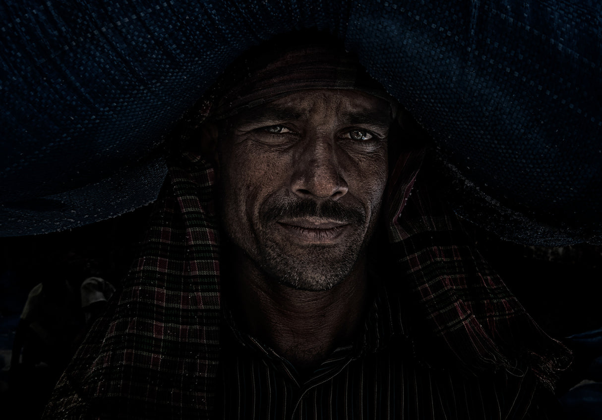 Man carrying a bag of salt - Bangladesh Poster och Canvastavla