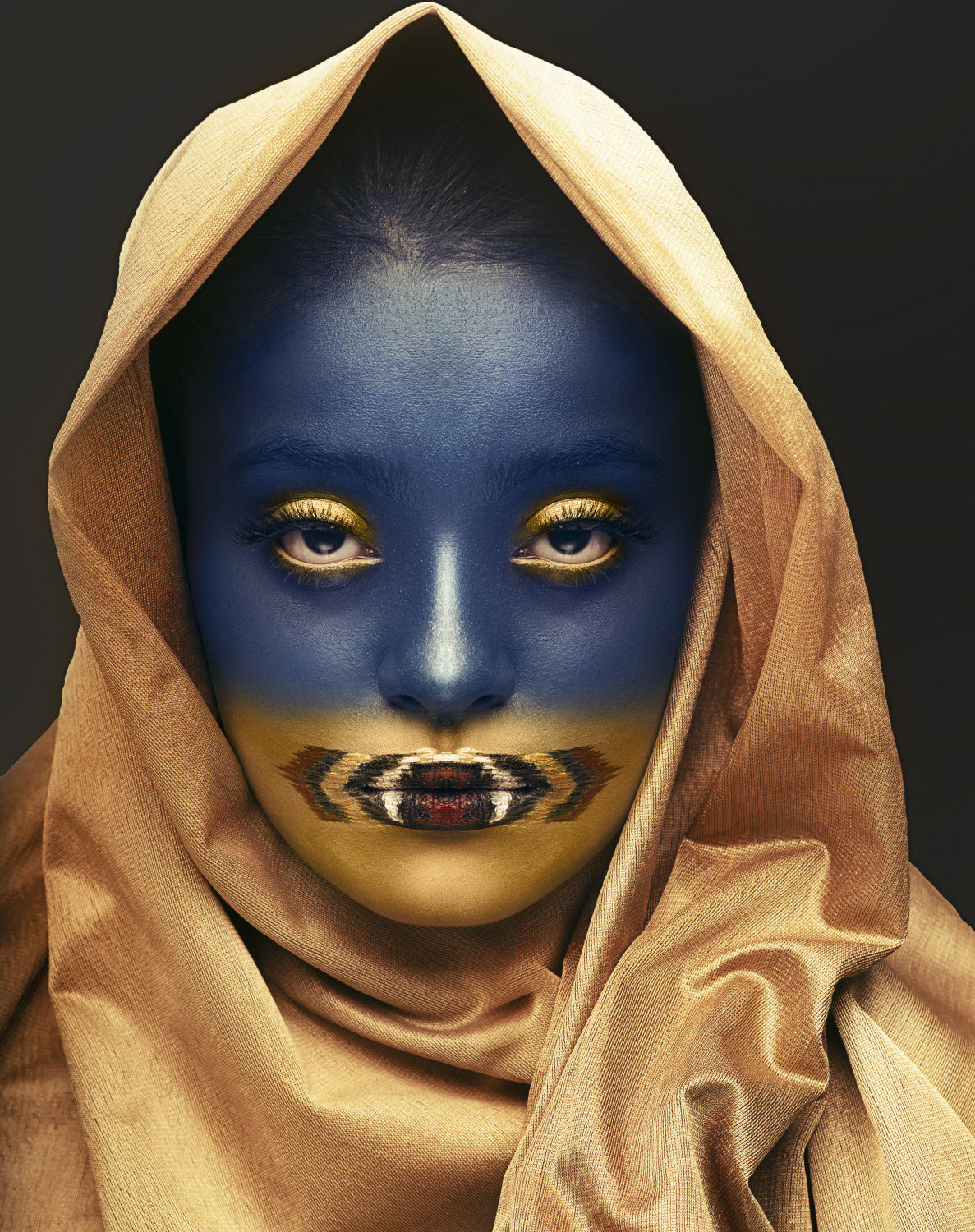 Golden Blue girl Poster och Canvastavla