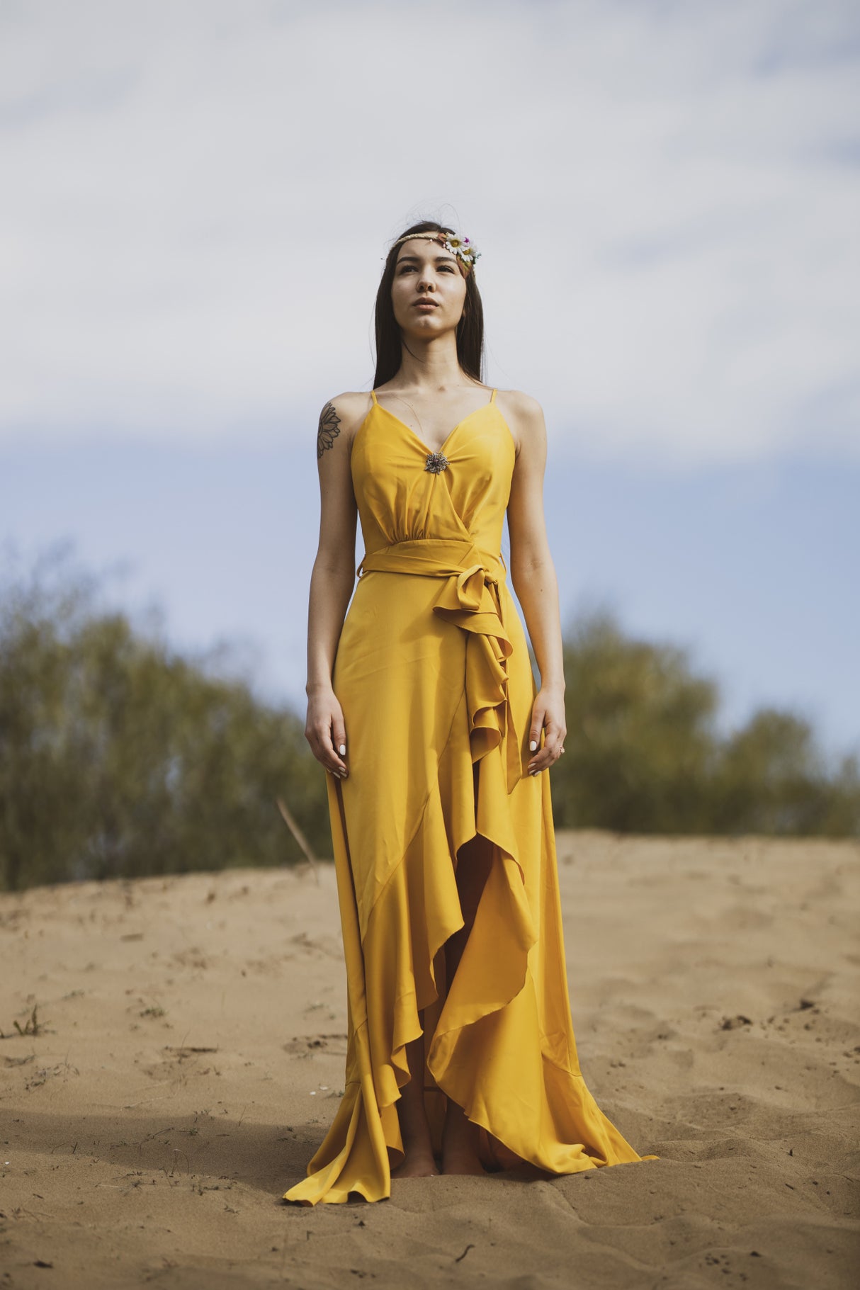 woman in yellow dress Poster och Canvastavla