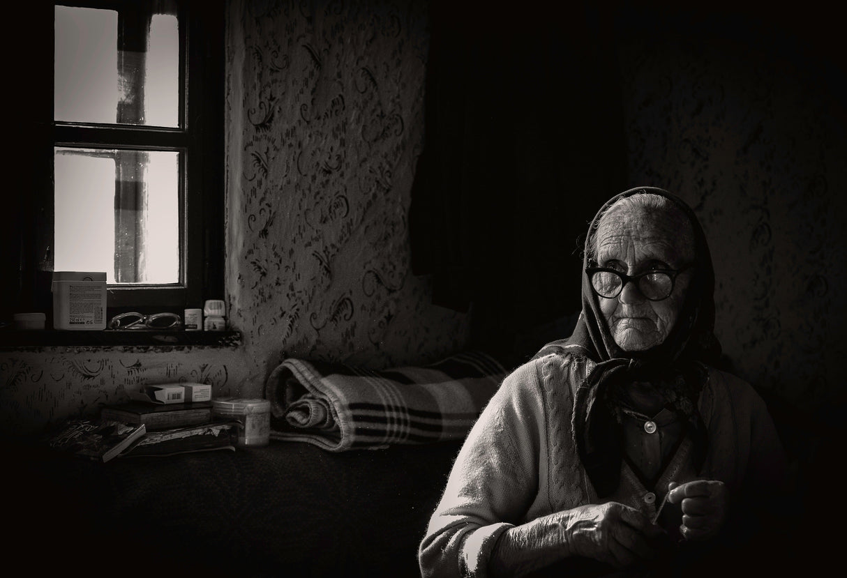 The seamstress B&W Poster och Canvastavla