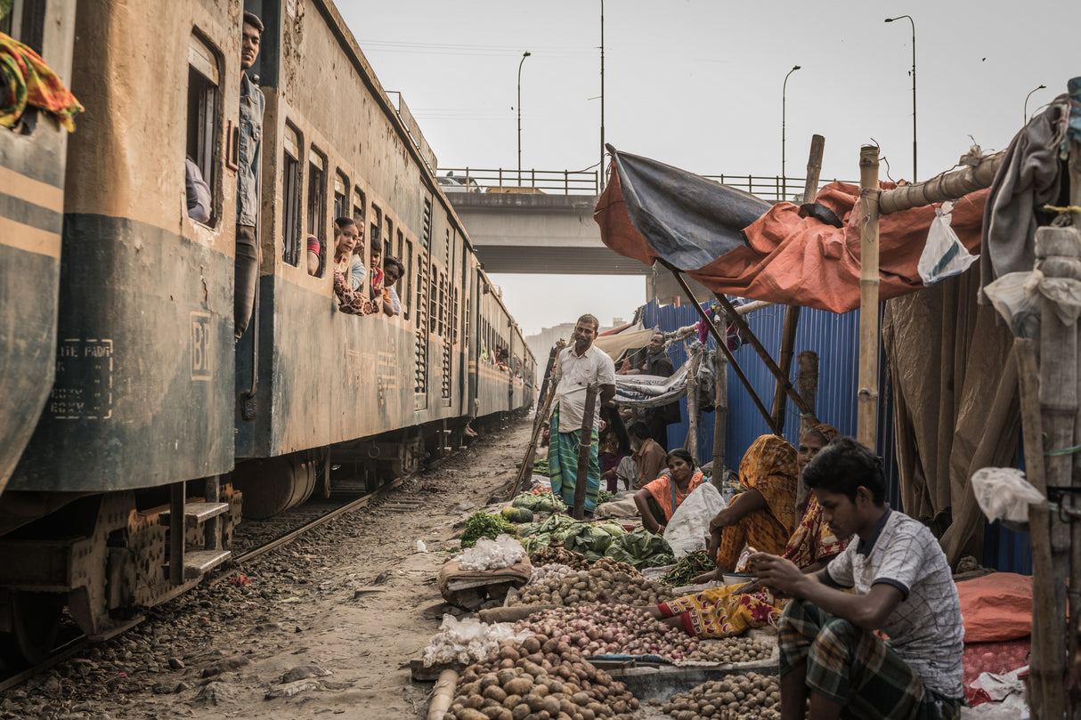 DHAKA RAILWAY SLUM 8 Poster och Canvastavla
