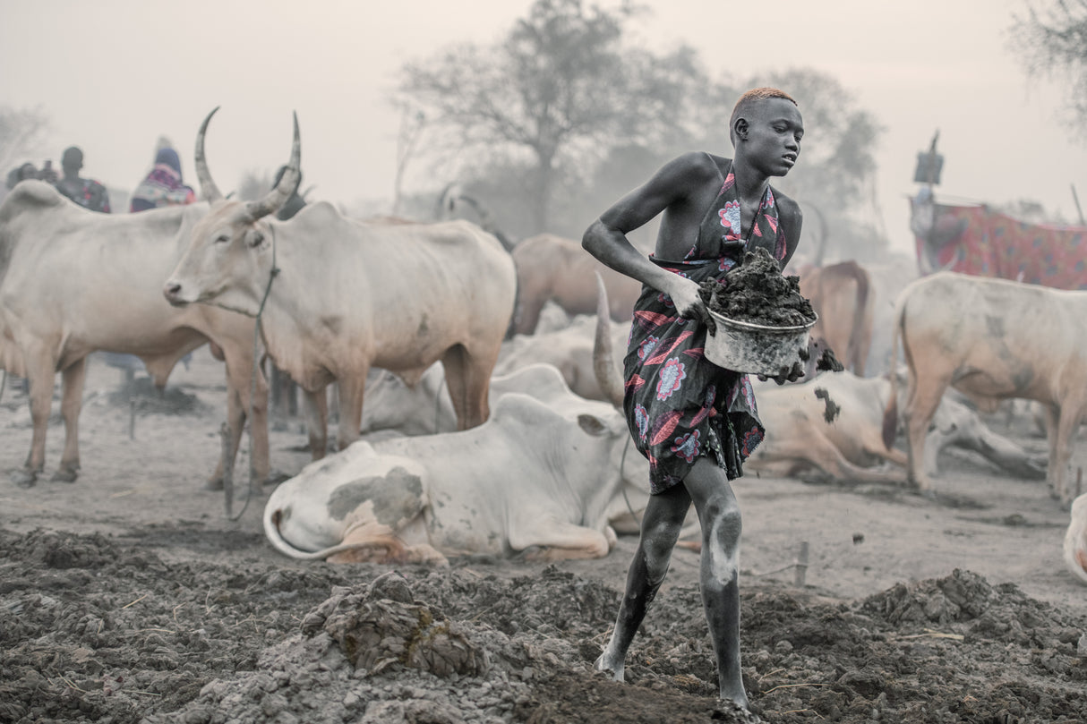 Mundari girl at work Poster och Canvastavla