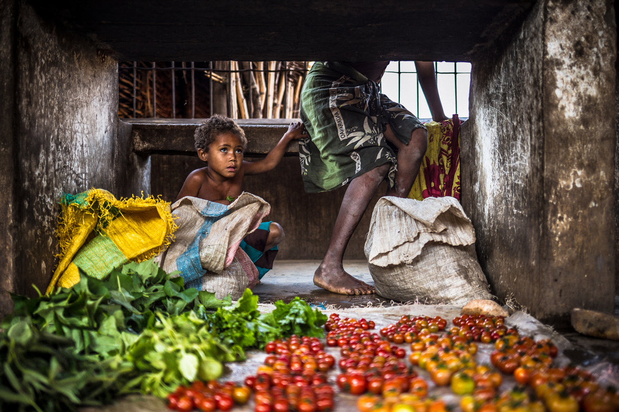 the girl in the street market Poster och Canvastavla