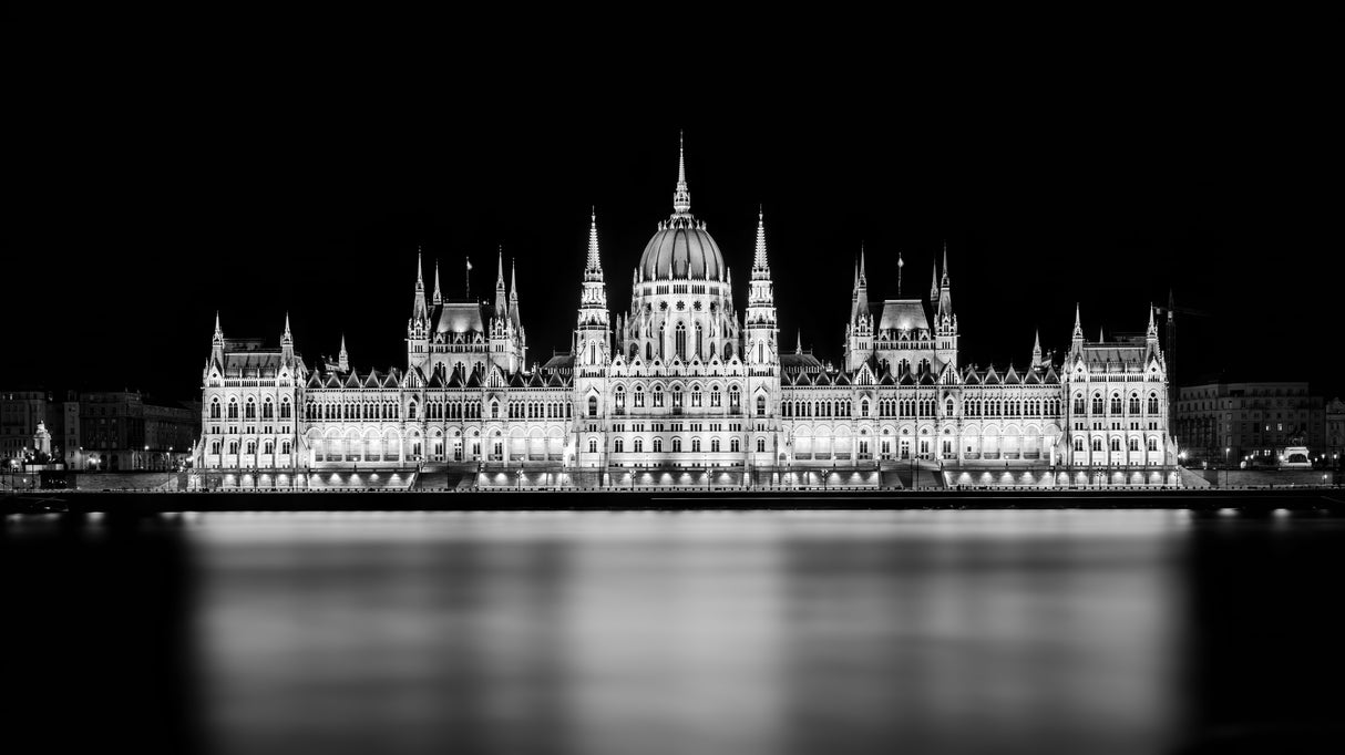 Budapest's Nocturnal Majesty Poster och Canvastavla