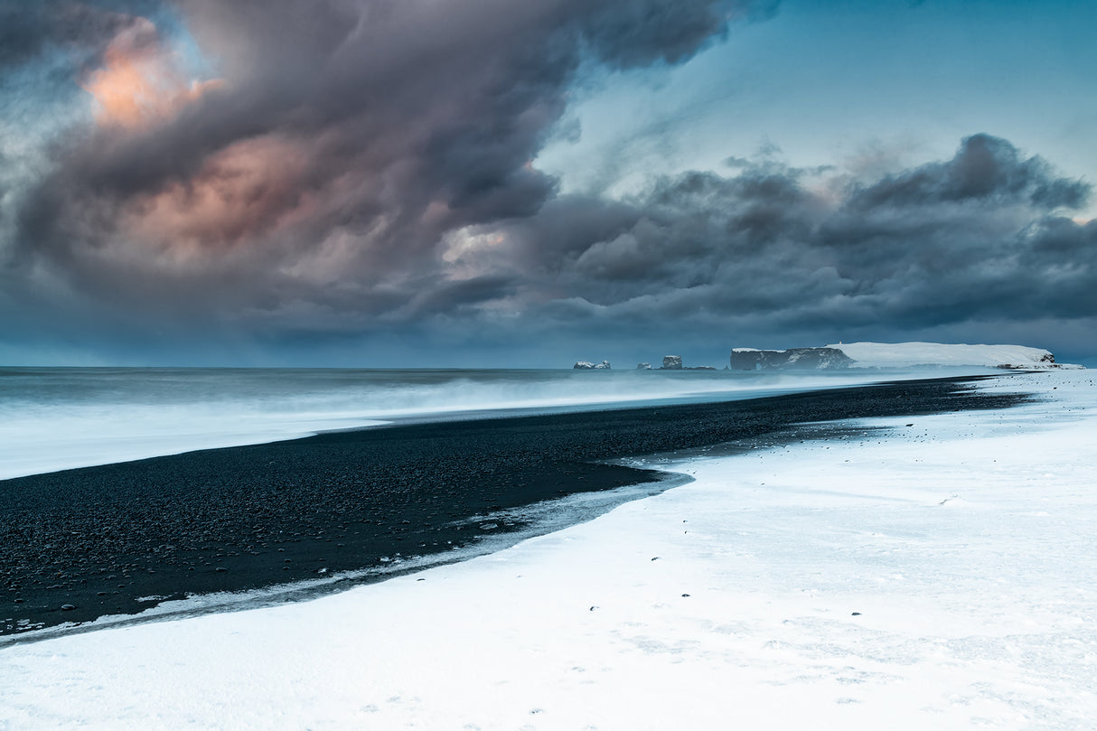 Approaching storm on Dyrhólaey Poster och Canvastavla