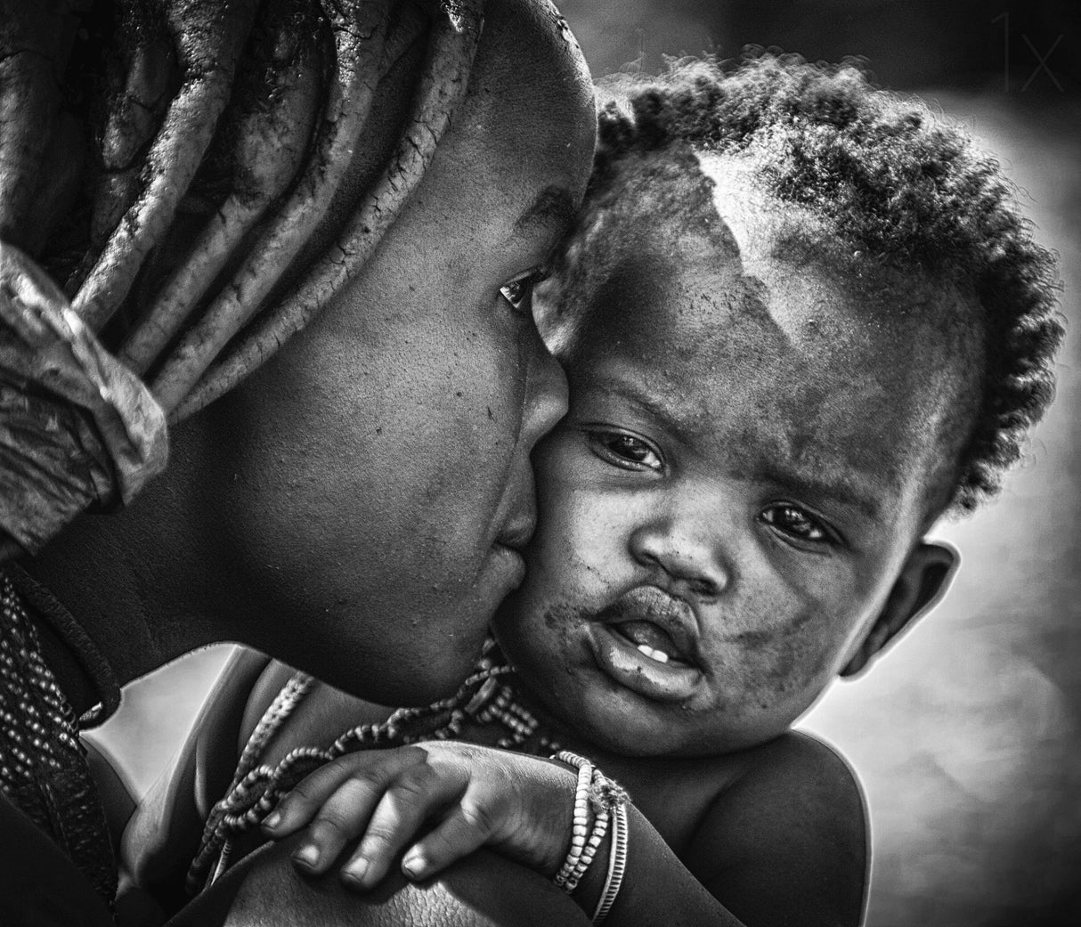 kiss from beautiful himba mom Poster och Canvastavla
