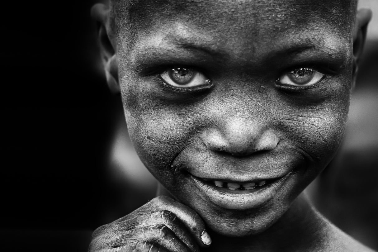 Kid's smile, miner's hands - Benin Poster och Canvastavla