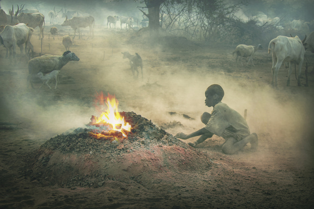 MUNDARI-SOUTH SUDAN Boy and his fire Poster och Canvastavla
