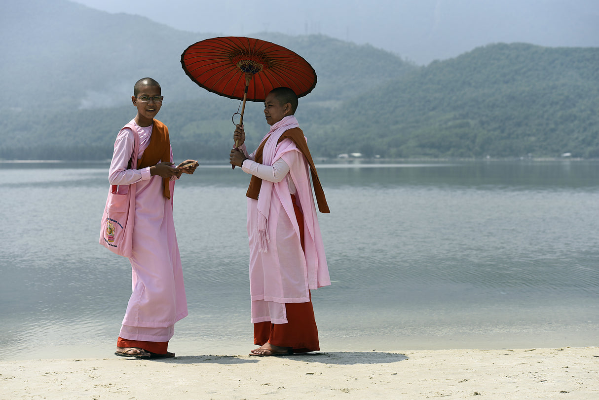 Burmese nuns on vacation Poster och Canvastavla