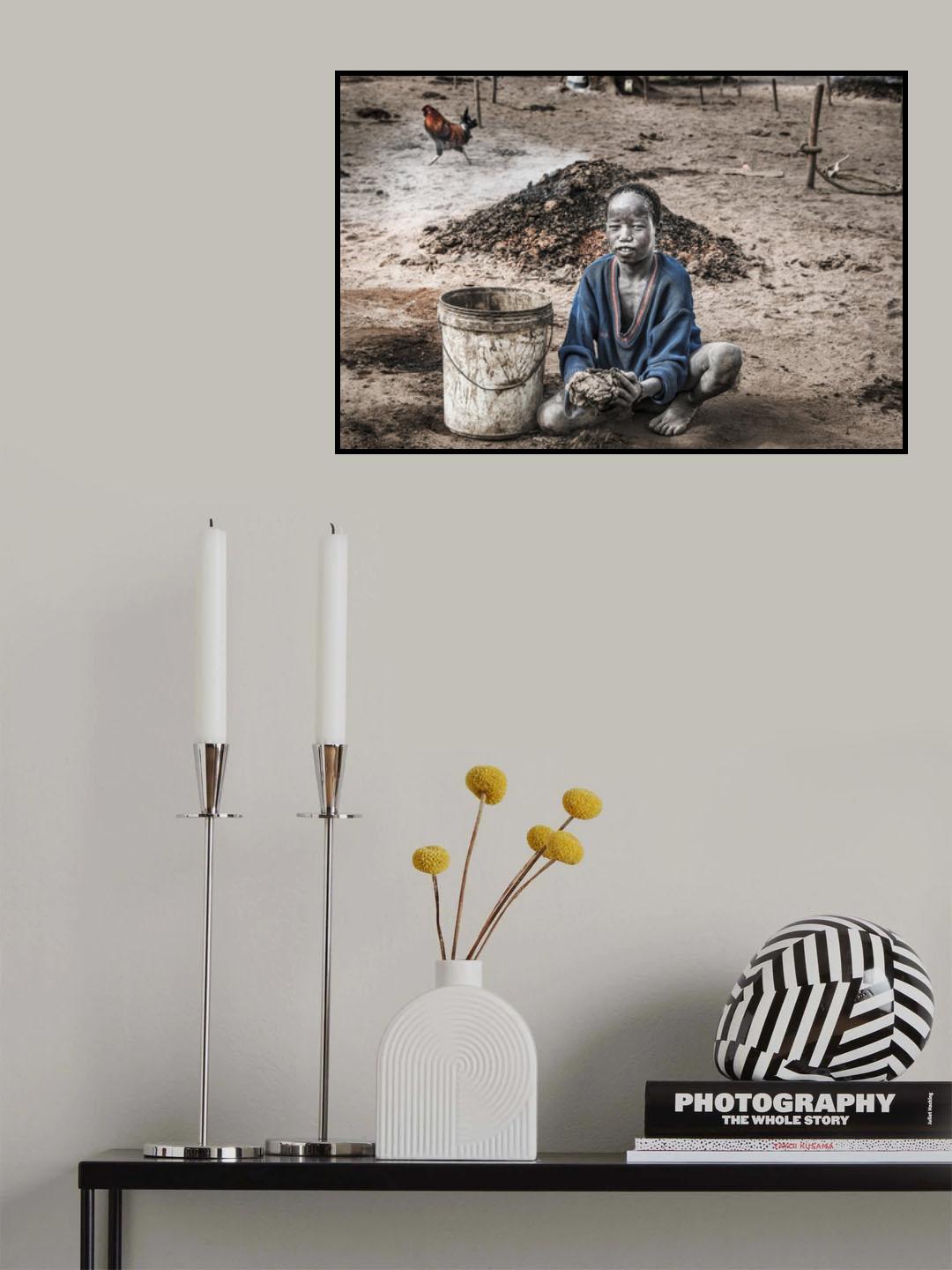 Mundari child collecting dung - South Sudan Poster och Canvastavla