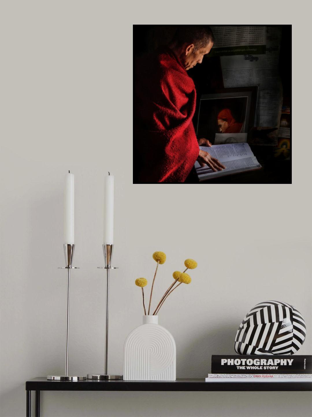 Burmese monk in preyer Poster och Canvastavla