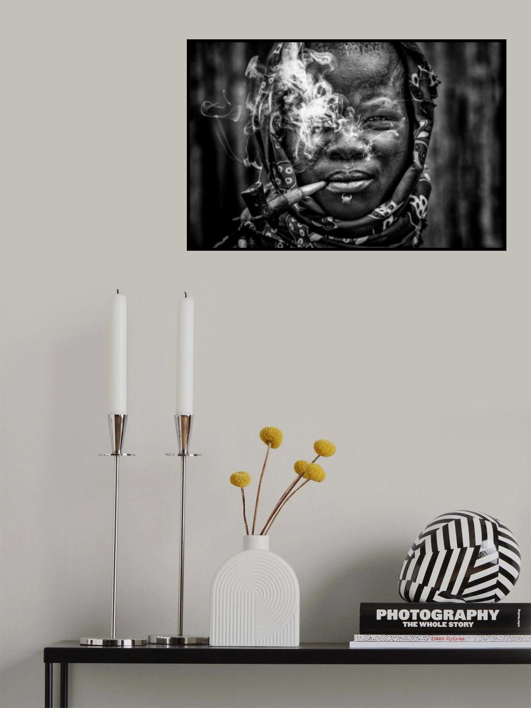 Laarim woman smoking-South Sudan Poster och Canvastavla