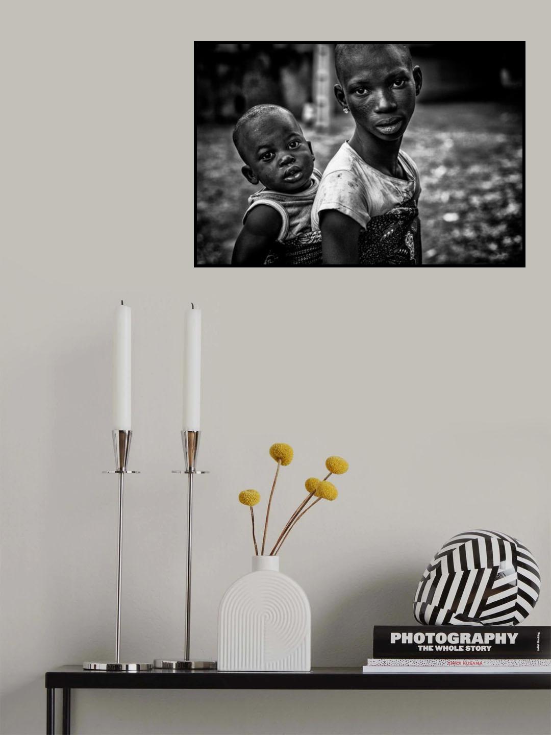 Taking care of her brother - Benin Poster och Canvastavla