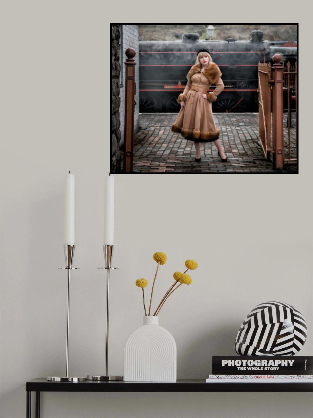 Lady at the station 1 Poster och Canvastavla
