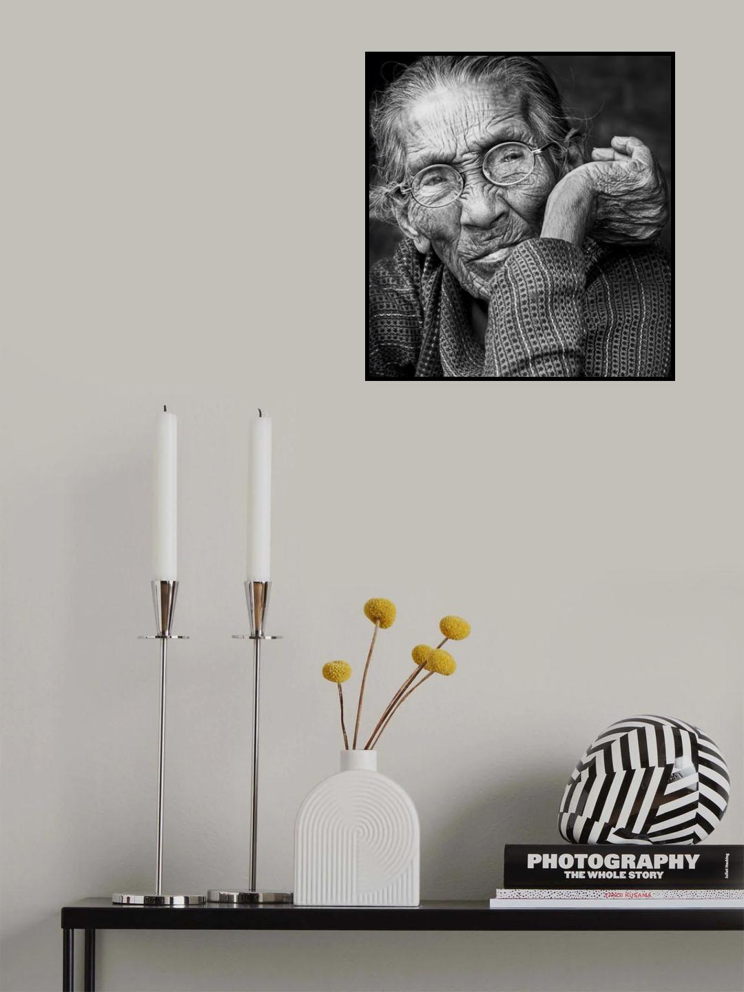 Nepalese Old Woman Poster och Canvastavla