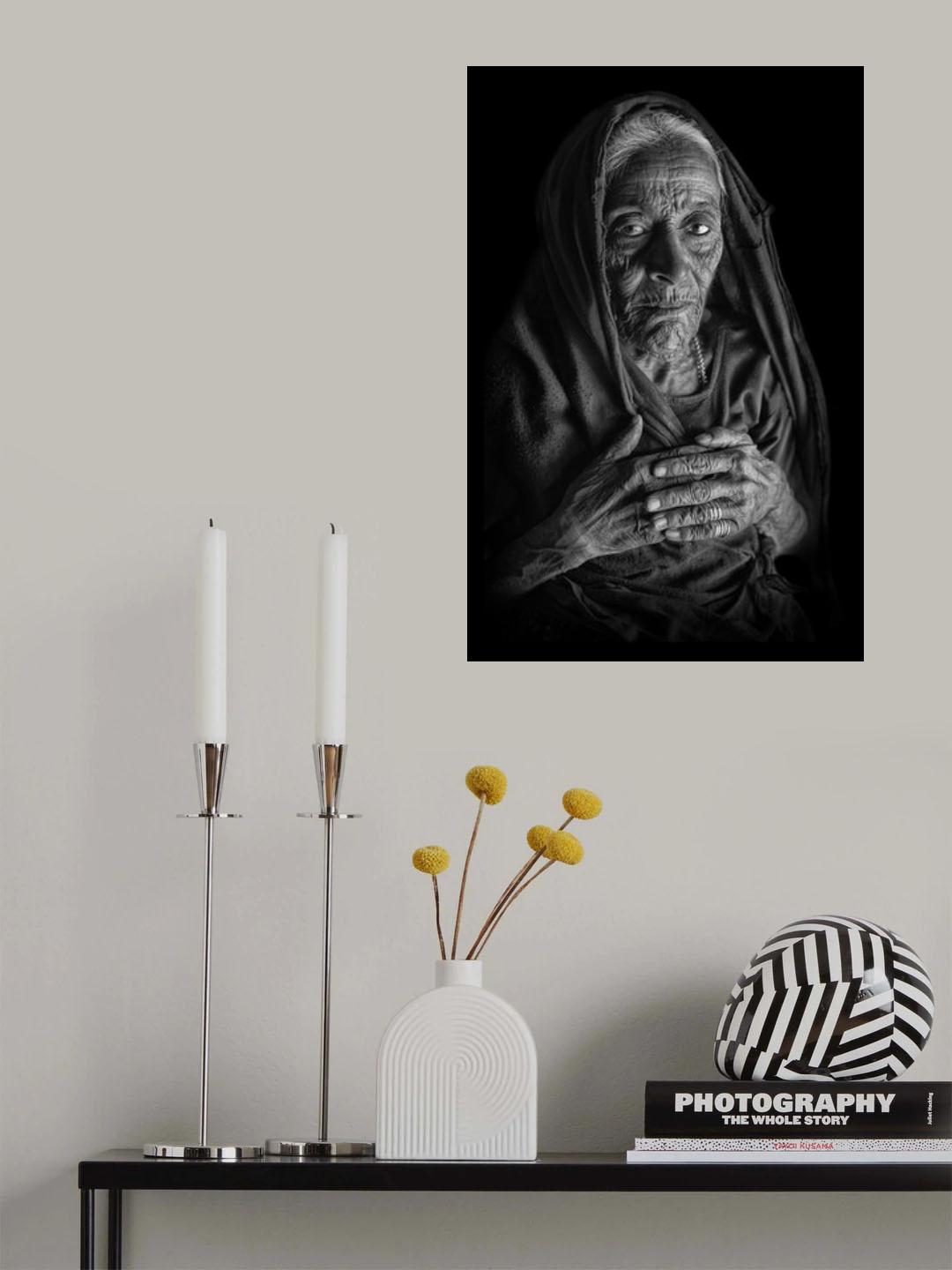 Indian Woman in dark Poster och Canvastavla