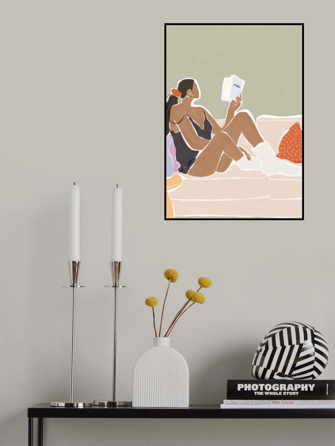 Woman Enjoying a Great Hygge Book Poster och Canvastavla
