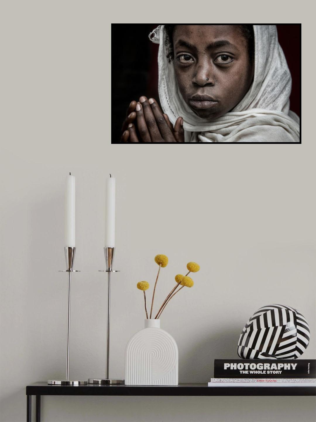 Ethiopian girl praying at a religious ceremony. Poster och Canvastavla