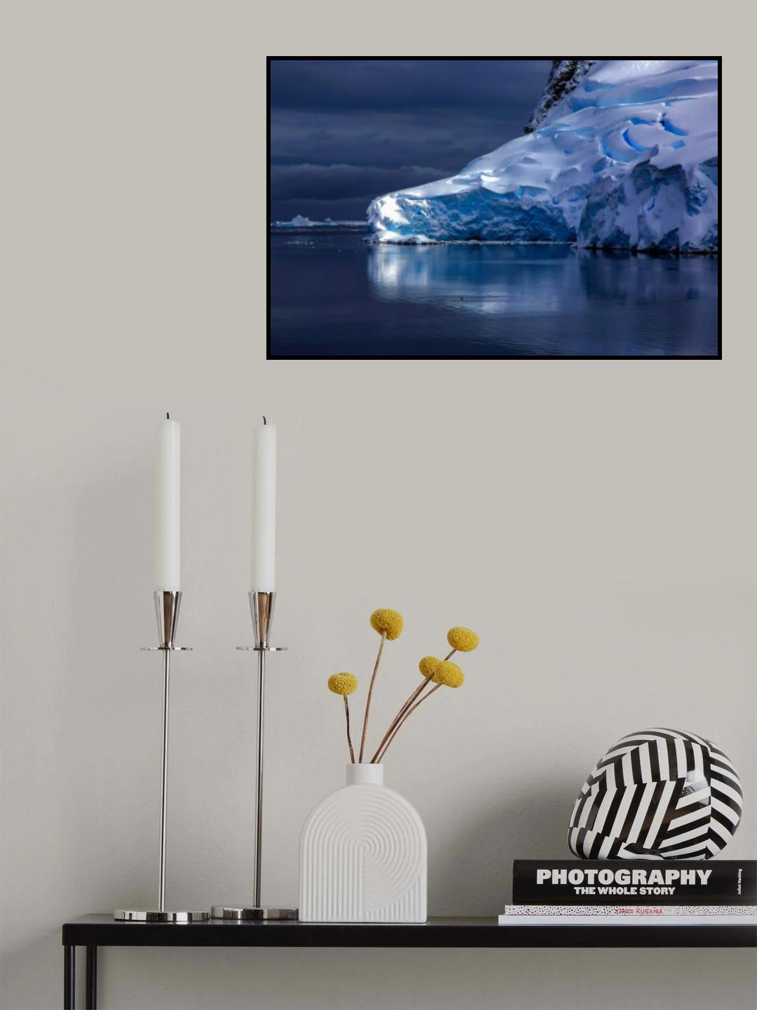The Silent Blue Icebergs in Antarctica Poster och Canvastavla