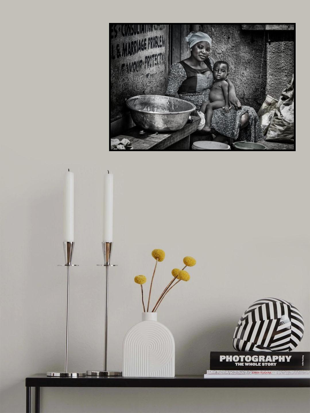 Mother and her child in the streets of Ghana. Poster och Canvastavla