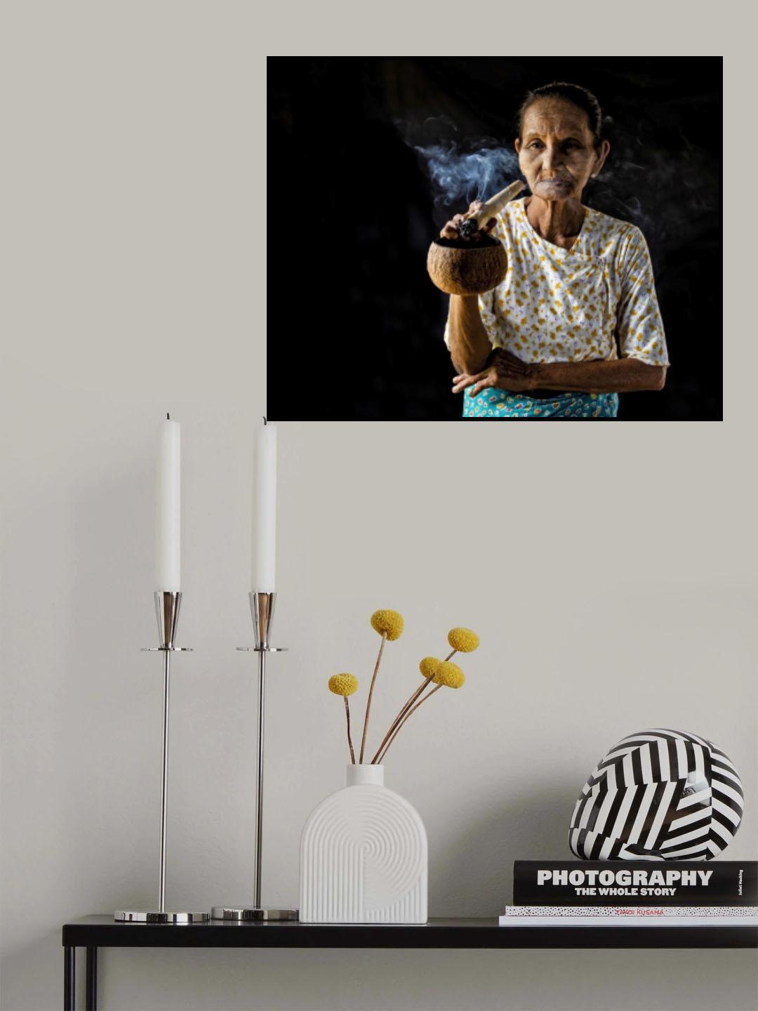 Woman smokes cigar, Bagan, Myanmar Poster och Canvastavla