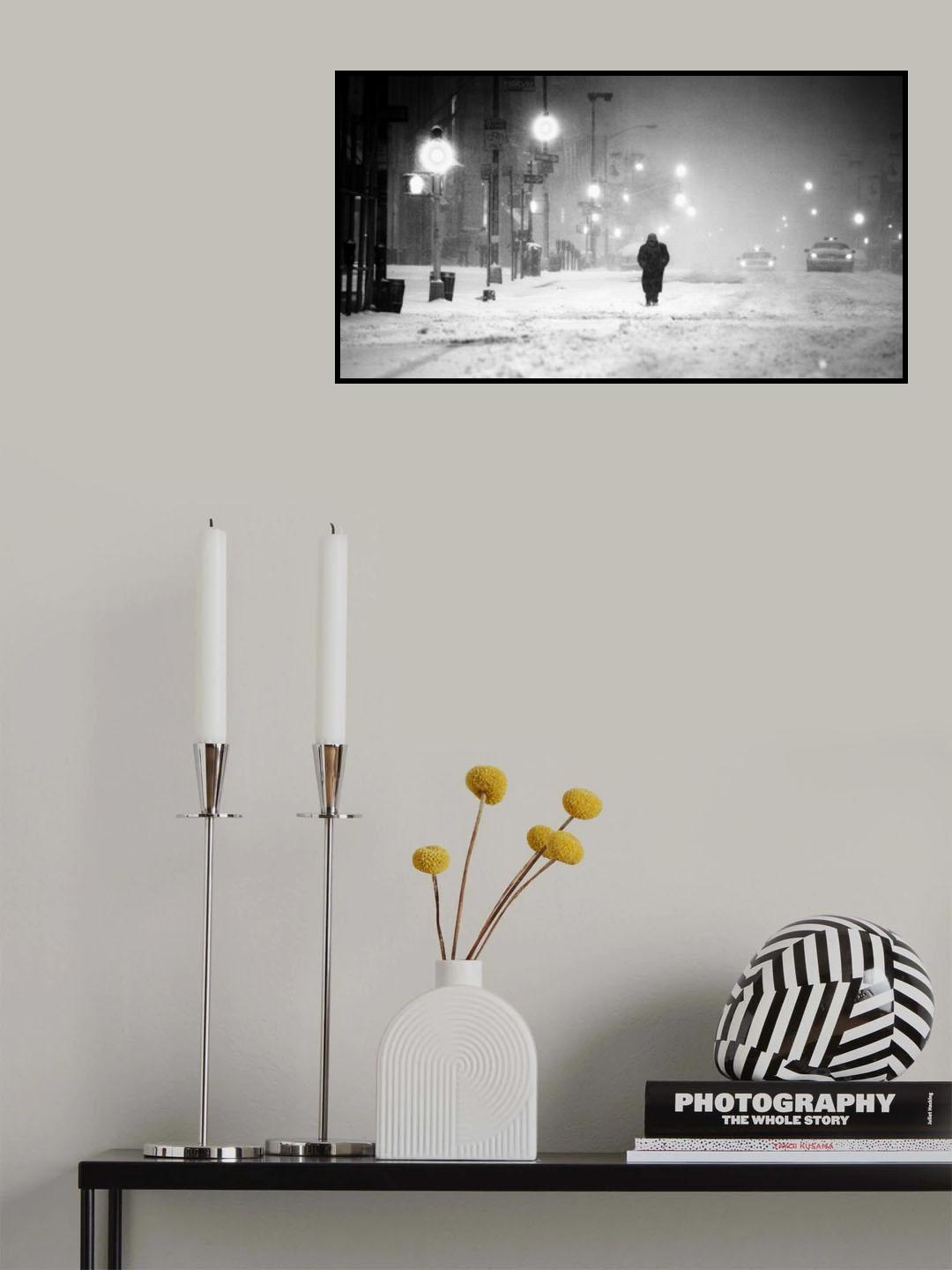 New York Walker in Blizzard Poster och Canvastavla