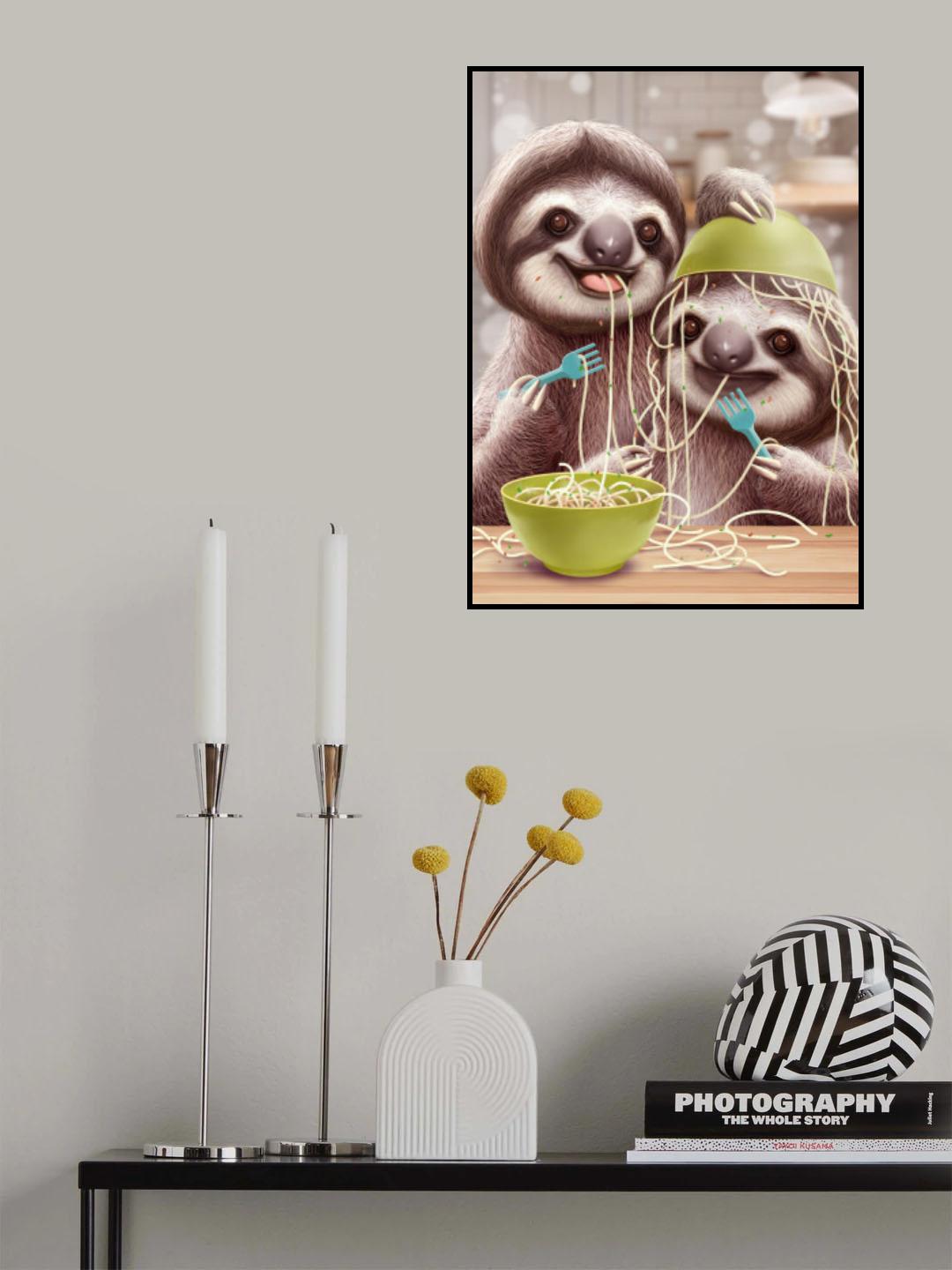 YOUNG SLOTH EATING SPAGETTI Poster och Canvastavla