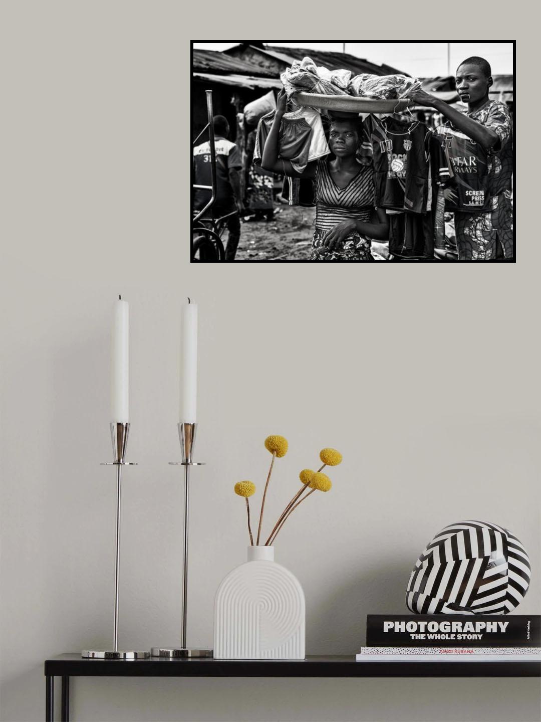 Selling goods in a market - Benin Poster och Canvastavla