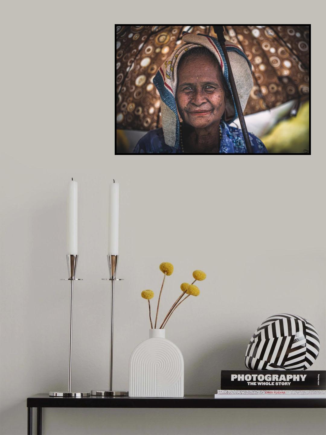 The woman under umbrella Poster och Canvastavla