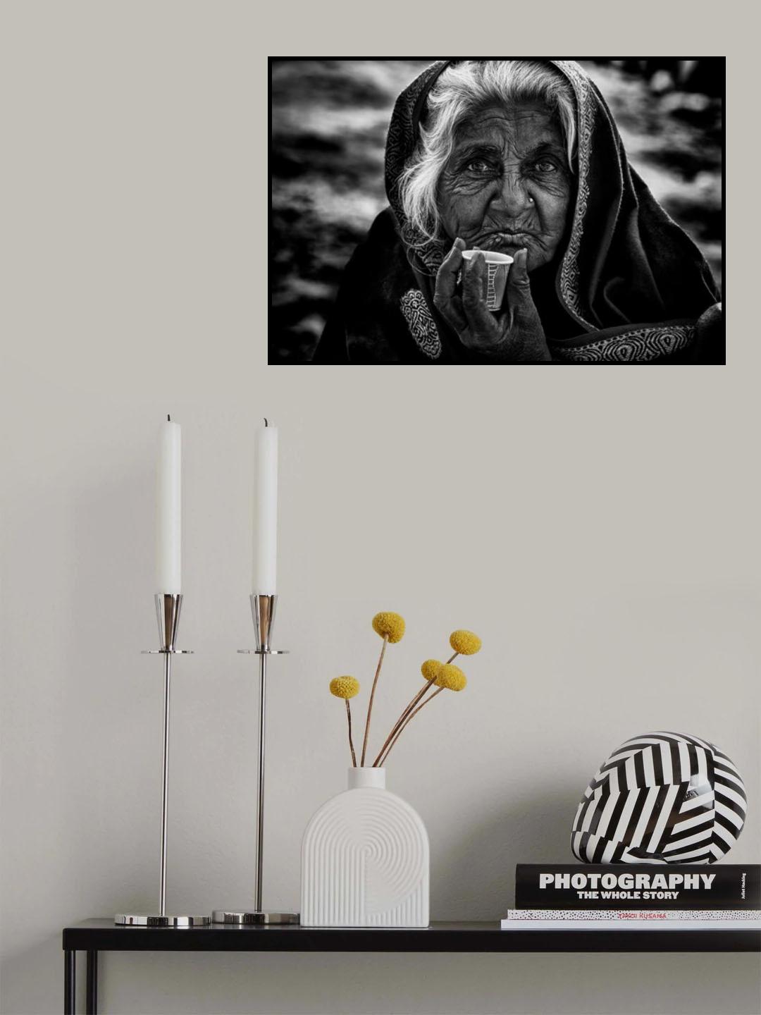 Indian woman taking chai. Poster och Canvastavla