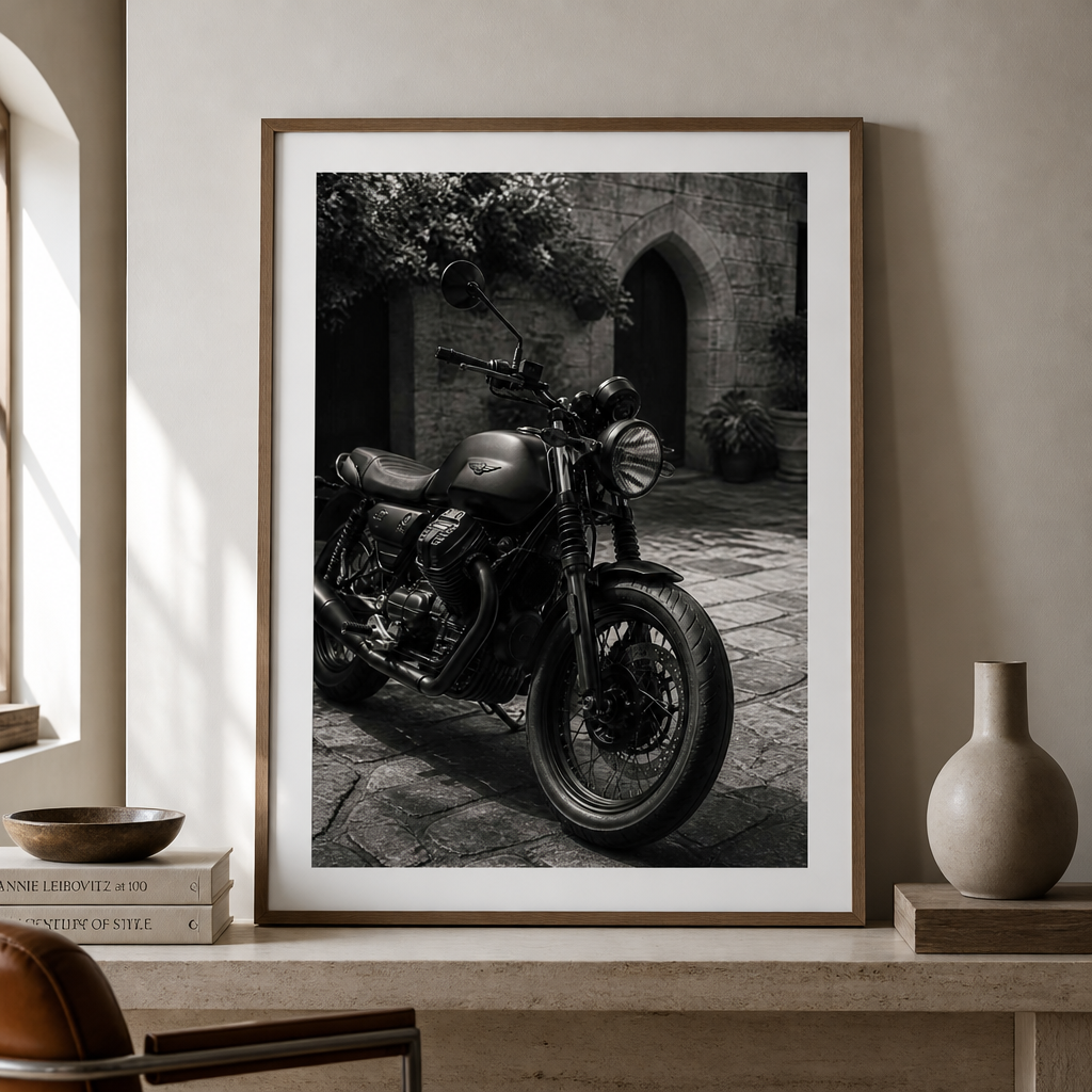 Moto Guzzi V7 – Italian Courtyard Blackwhite Poster