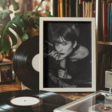 RESTS HER CHIN IN HER HAND Poster och Canvastavla