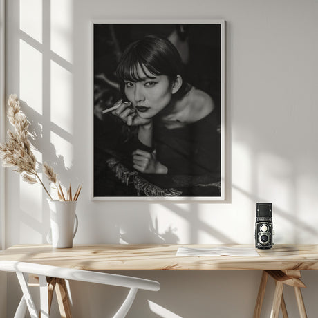 RESTS HER CHIN IN HER HAND Poster och Canvastavla