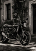 Kawasaki Z900RS – Classic Street Blackwhite Canvas