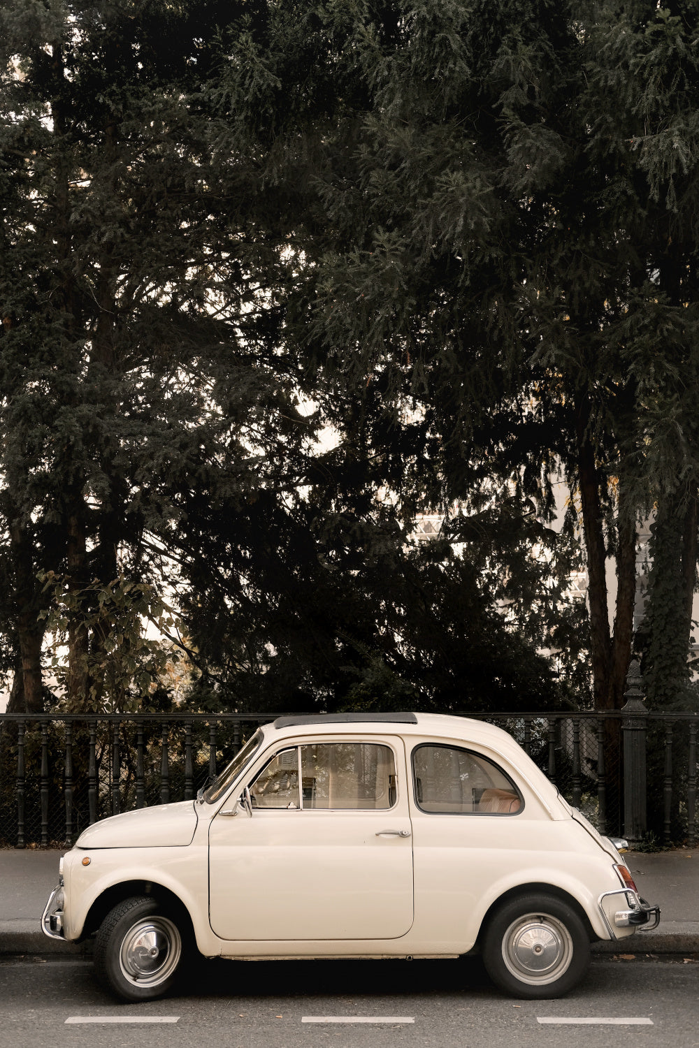 Little Car in Paris Poster och Canvastavla