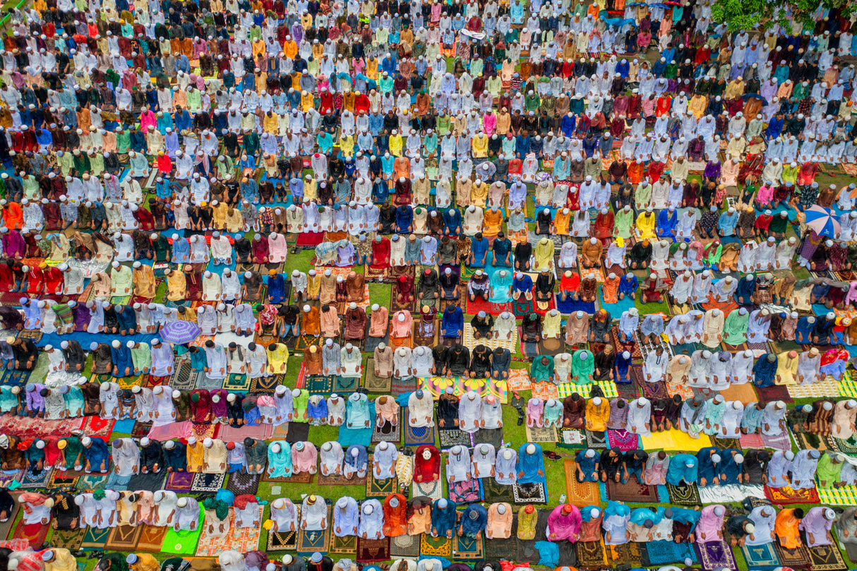 Eid prayer under rainfall Poster och Canvastavla