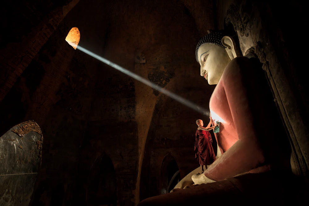 Cleaning The Buddha 2 Poster och Canvastavla