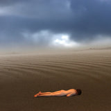 Eva, hiding for the sandstorm to come! Poster och Canvastavla